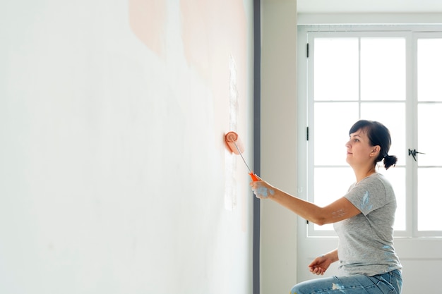 Foto grátis pessoas reformando a casa