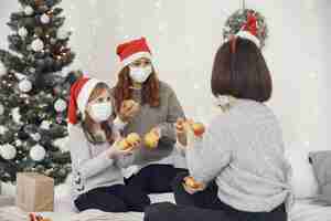 Foto grátis pessoas reparando pelo natal. duas mães brincando com seus filhos. coronavirus thime. isolamento.