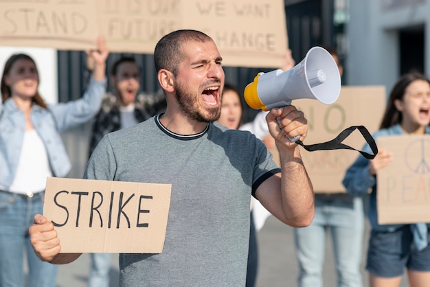 Foto grátis pessoas reunidas para greve