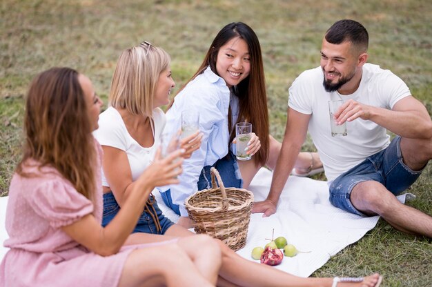 Pessoas saindo juntas de volta ao normal