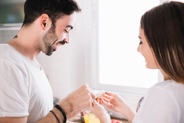 Pessoas satisfeitas que gostam de manhã juntos