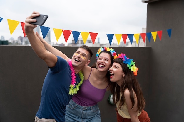 Foto grátis pessoas se divertindo e comemorando o carnaval