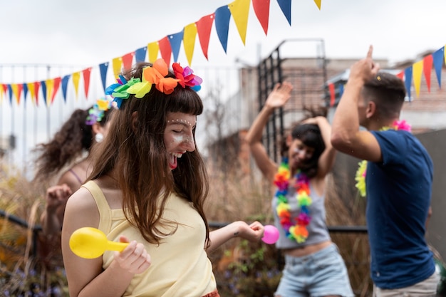 Foto grátis pessoas se divertindo e comemorando o carnaval