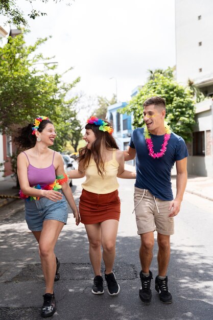 Pessoas se divertindo e comemorando o carnaval