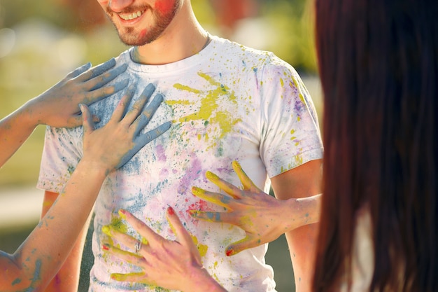 Foto grátis pessoas se divertindo em um parque com tintas holi