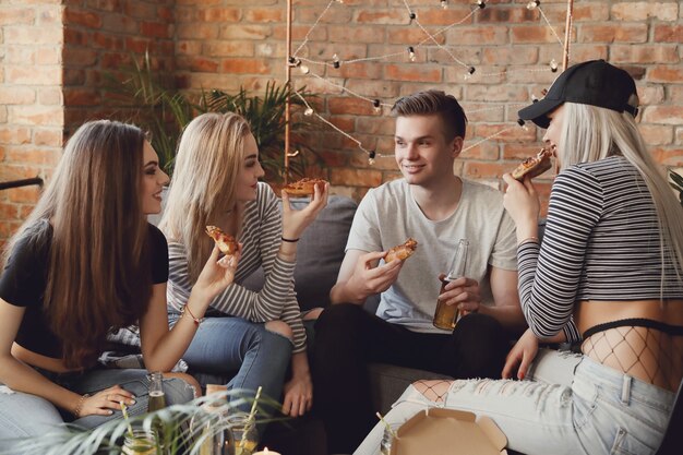 Pessoas se divertindo em uma festa