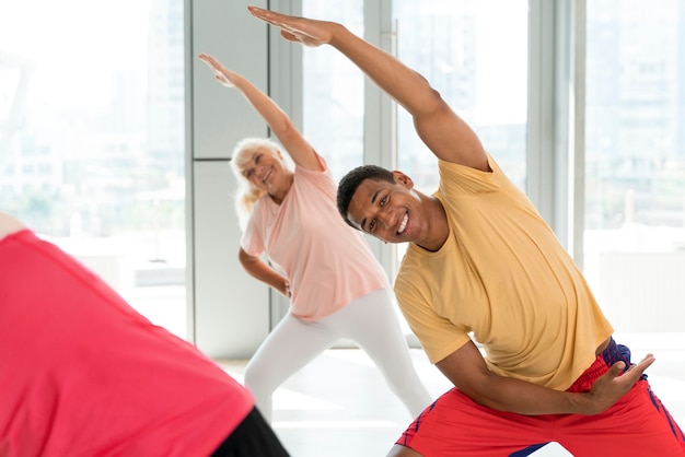 Foto grátis pessoas se divertindo na aula de zumba