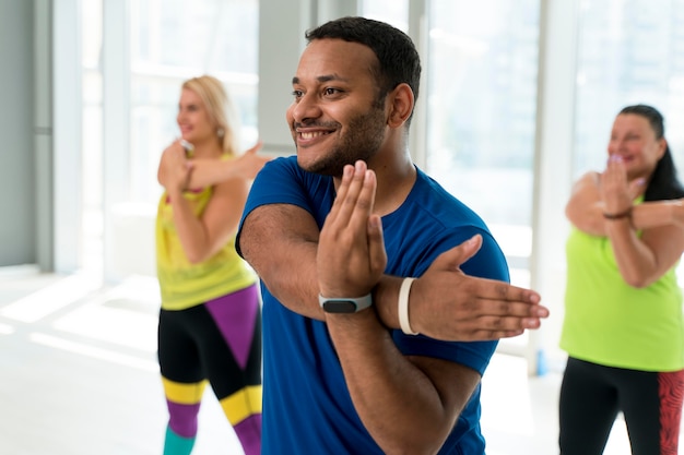 Pessoas se divertindo na aula de zumba