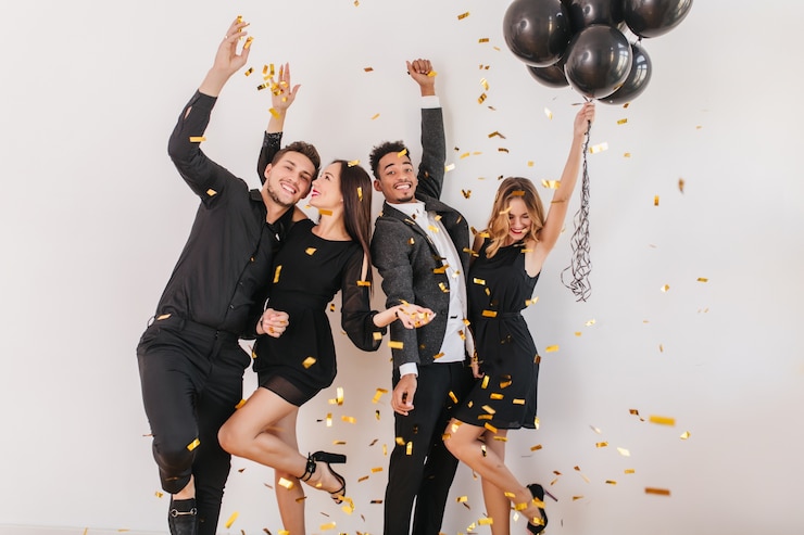 Foto grátis pessoas se divertindo na festa com balões pretos e confeti