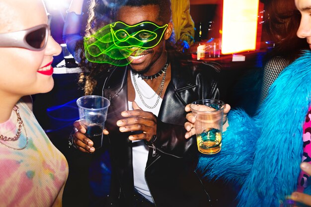Pessoas se divertindo na vibrante festa de música techno