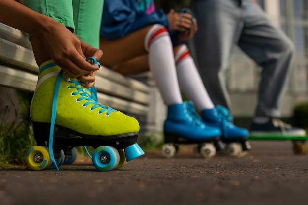 Foto grátis pessoas se preparando para patinar