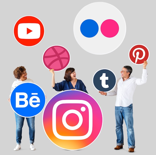 Pessoas segurando ícones de marcas digitais