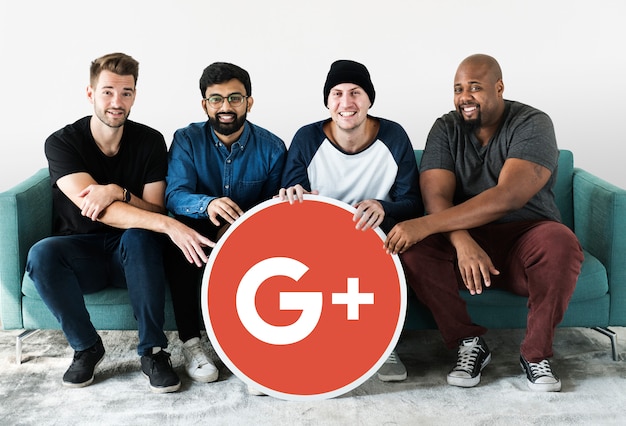 Foto grátis pessoas segurando um ícone do google plus