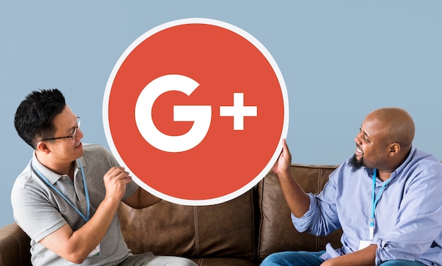 Foto grátis pessoas segurando um ícone do google plus