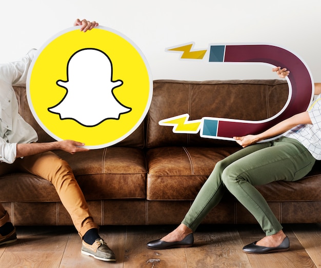 Foto grátis pessoas segurando um ícone do snapchat