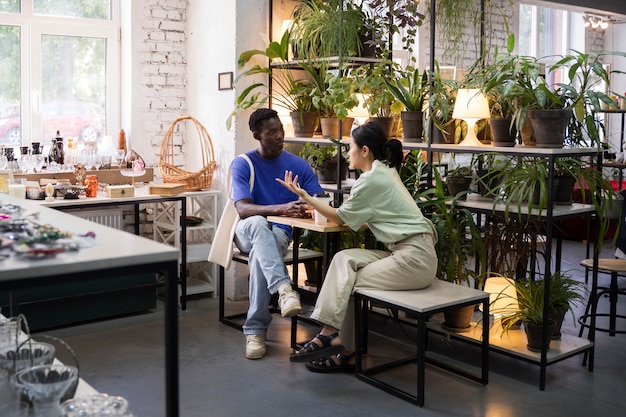 Foto grátis pessoas sentadas à mesa tiro completo