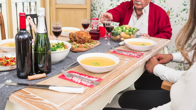 Pessoas sentadas na mesa festiva