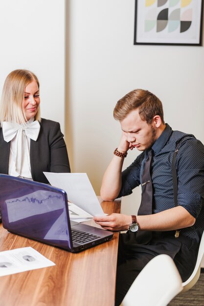 Pessoas sentadas na mesa no escritório