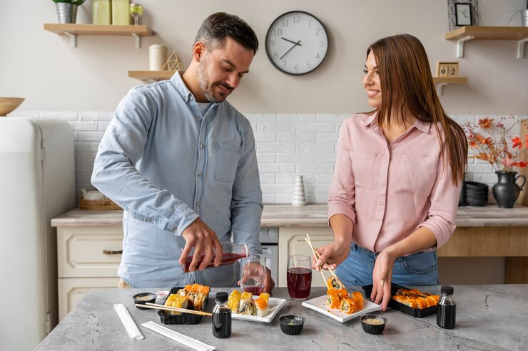 Foto grátis pessoas sorridentes com vista frontal de pedido de sushi