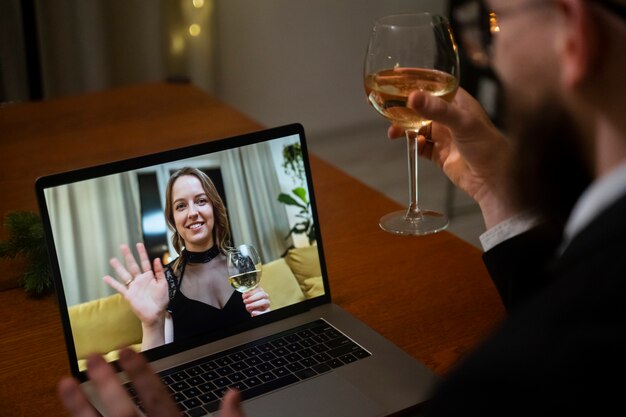 Pessoas sorridentes de alto ângulo em encontro virtual