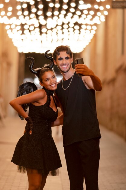 Pessoas sorridentes de frente tirando uma selfie