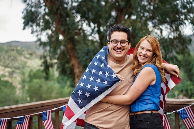 Pessoas sorridentes de tiro médio com bandeira dos eua