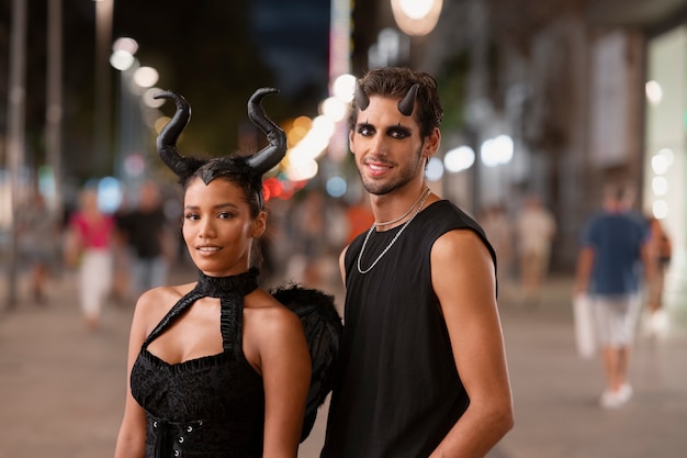 Foto grátis pessoas sorridentes de tiro médio com chifres