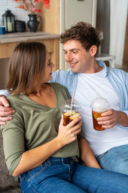 Foto grátis pessoas sorridentes de tiro médio com kombucha