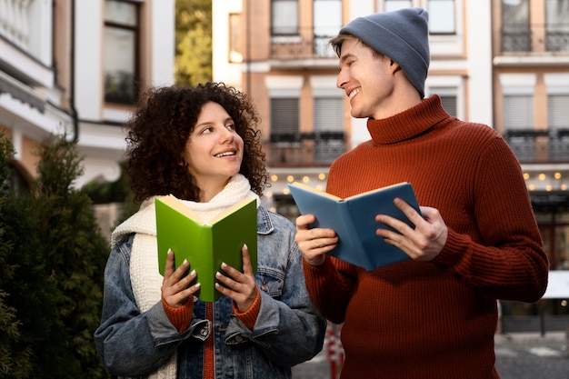 Foto grátis pessoas sorridentes de tiro médio com livros