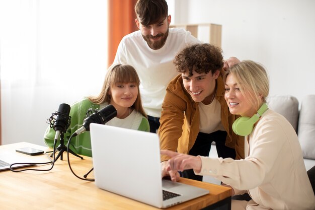 Pessoas sorridentes de tiro médio gravando podcast