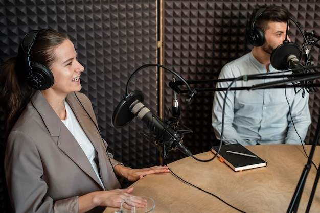 Pessoas sorridentes de tiro médio no rádio