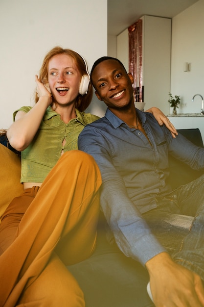 Foto grátis pessoas sorridentes de vista frontal dentro de casa