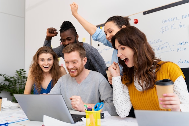 Pessoas sorridentes em plano médio comemorando