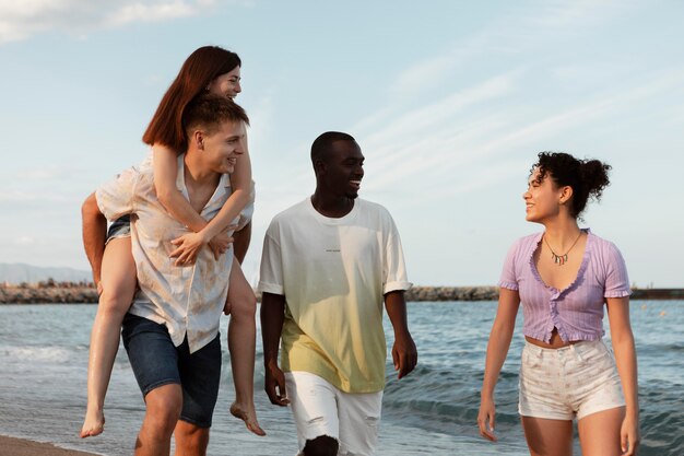 Pessoas sorridentes em tiro médio no mar