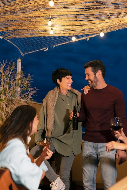 Pessoas sorridentes festejando tiro médio