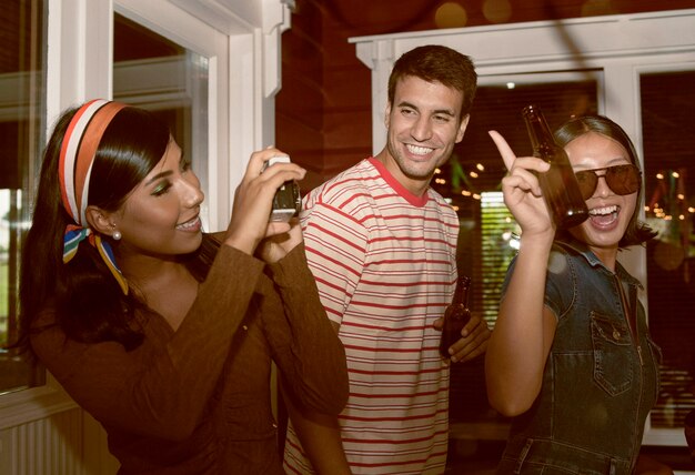 Pessoas sorridentes festejando vista lateral