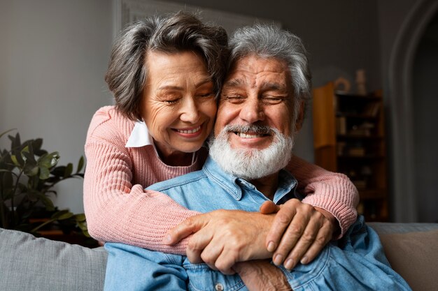 Pessoas sorridentes sentadas no sofá de baixo ângulo