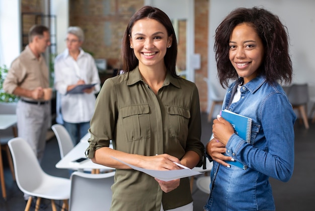 Pessoas sorrindo durante a conferência rom