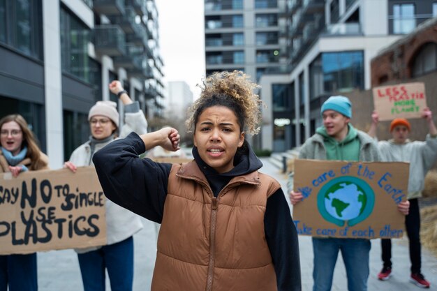 Pessoas tendo um protesto pelo dia mundial do meio ambiente