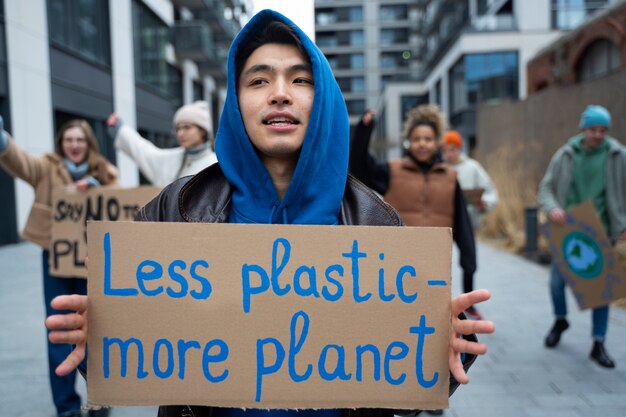 Pessoas tendo um protesto pelo dia mundial do meio ambiente