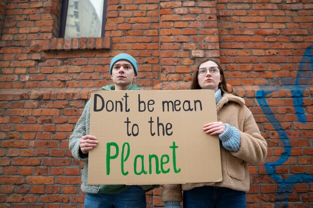 Pessoas tendo um protesto pelo dia mundial do meio ambiente