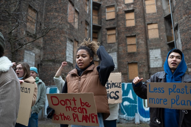 Pessoas tendo um protesto pelo dia mundial do meio ambiente