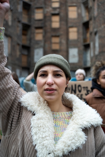 Foto grátis pessoas tendo um protesto pelo dia mundial do meio ambiente