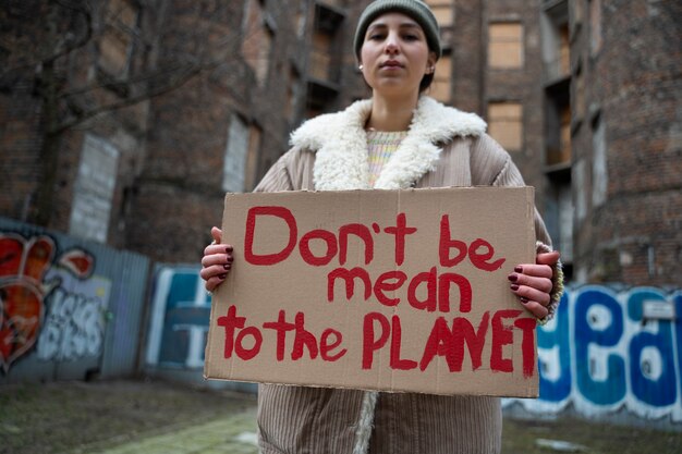 Pessoas tendo um protesto pelo dia mundial do meio ambiente