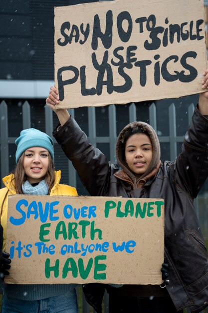 Pessoas tendo um protesto pelo dia mundial do meio ambiente