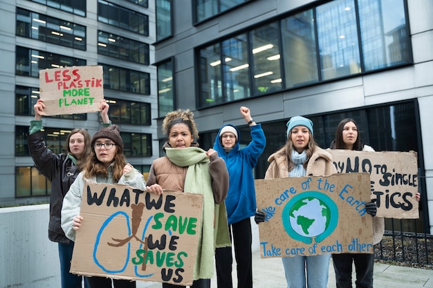 Pessoas tendo um protesto pelo dia mundial do meio ambiente