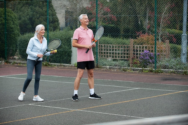 Pessoas tendo uma feliz atividade de aposentadoria
