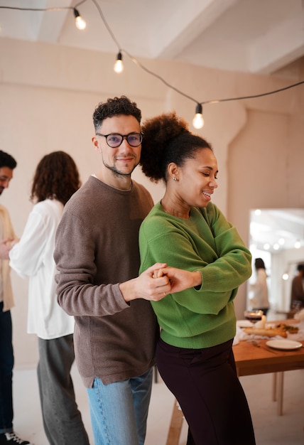 Foto grátis pessoas tendo uma reunião casual de dança de salsa.