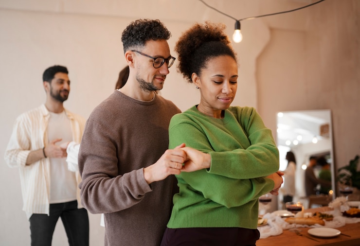 Foto grátis pessoas tendo uma reunião casual de dança de salsa.