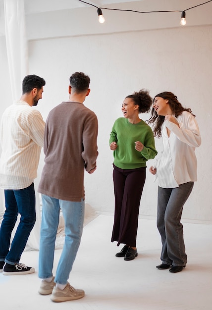 Pessoas tendo uma reunião casual de dança de salsa.